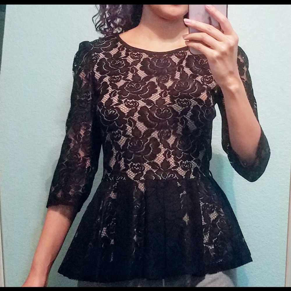 Lace pendulum blouse